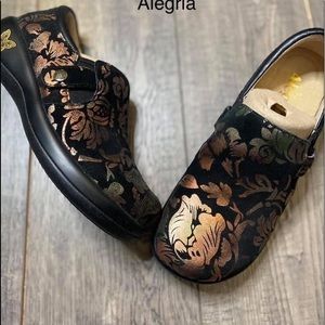 Alegria Clogs